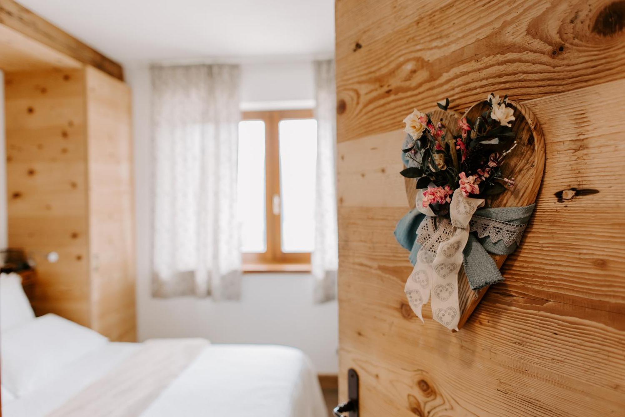 ドメッジェ・ディ・カドーレ Fra Rose E Mughi Bed & Breakfast エクステリア 写真